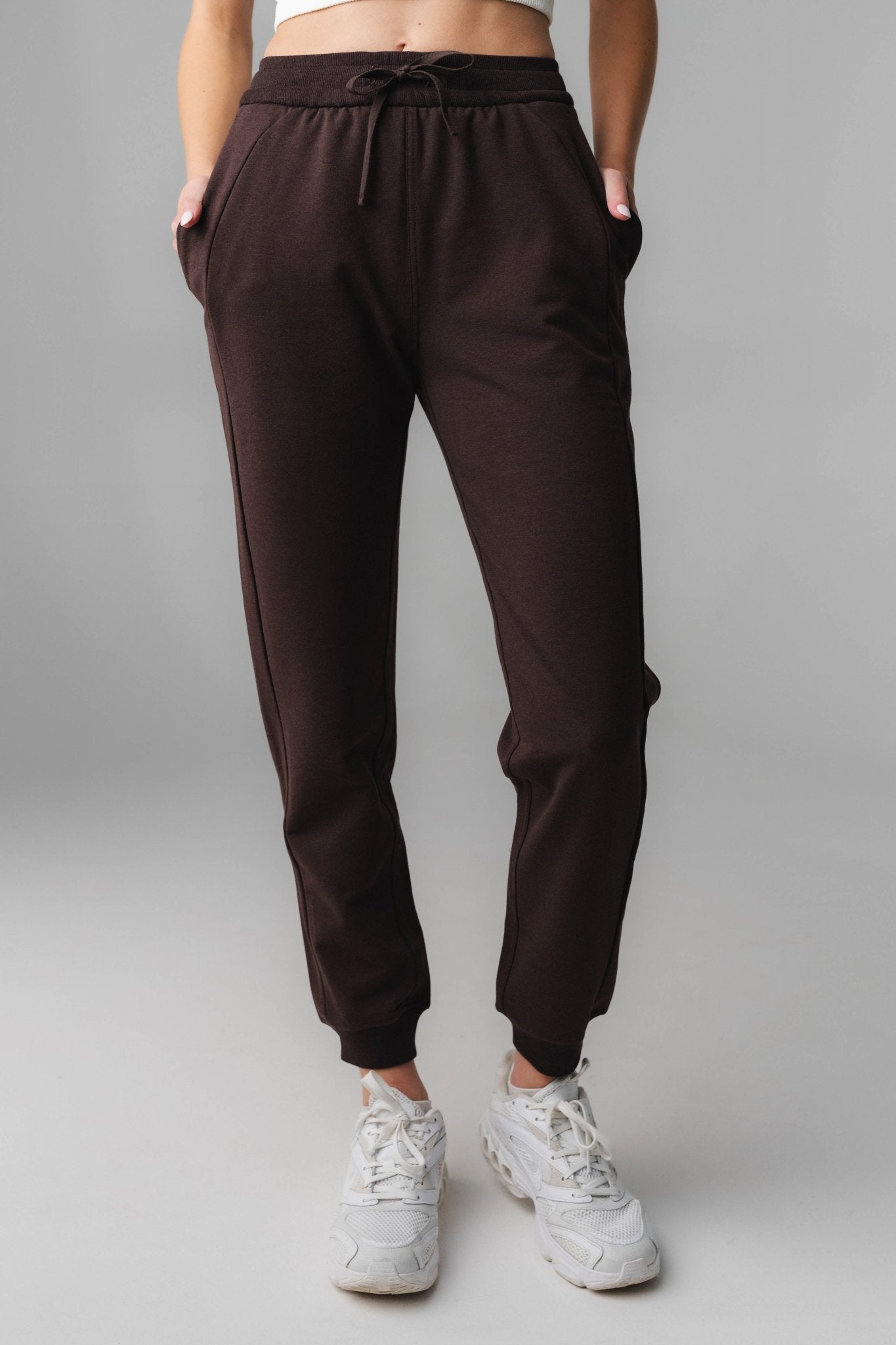 StudioJogger_W_-Espresso-904862_4068ecc2-a641-4d45-9fea-7a0705da7110